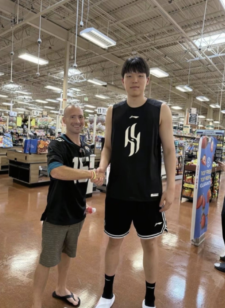 尽管累得几, 亿万中国球, 的身份